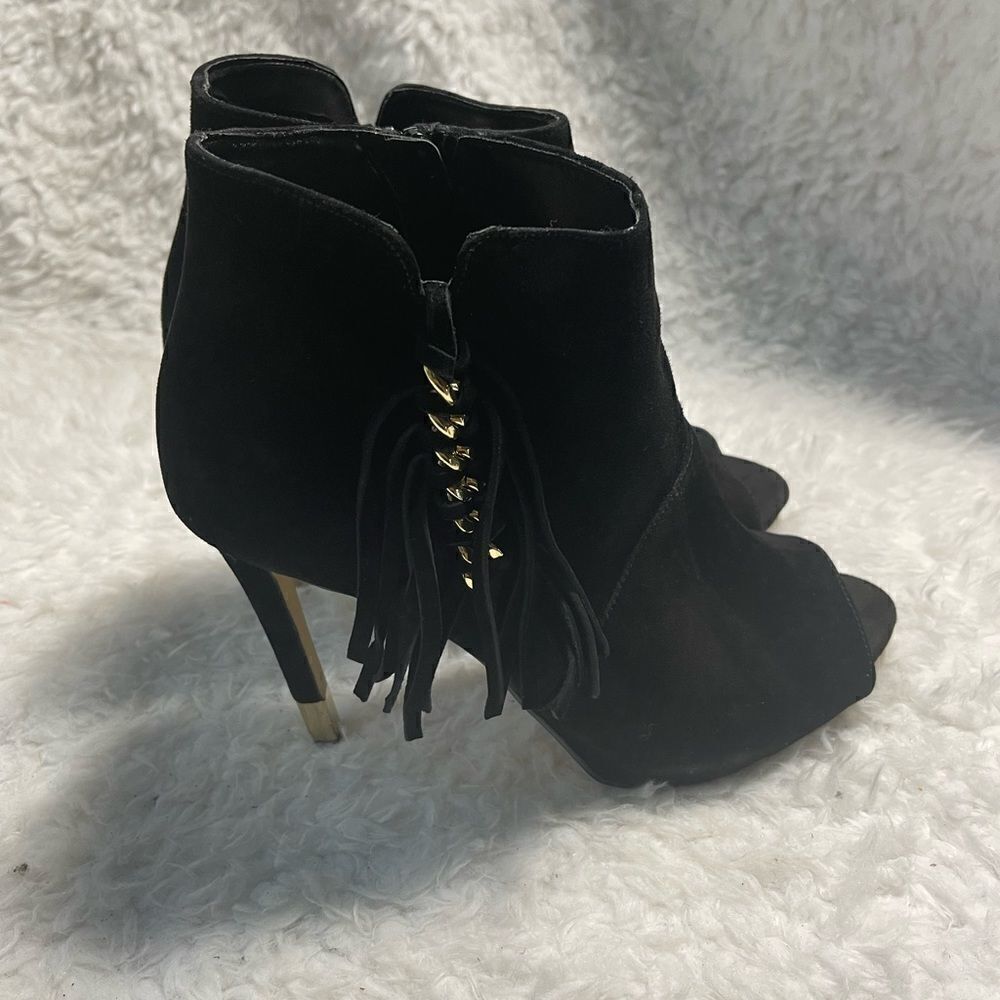 Guess Aziz black suede fringe ankle boots peep toe gold tone accent SZ9.5